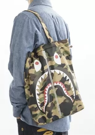 ★１０個出品★BAPE◆A BATHING APE／迷彩カモ◆ア ベイシング エイプ◆シャーク◆CAMO柄／クッショントート／サメ／トートバッグ／付録_画像4