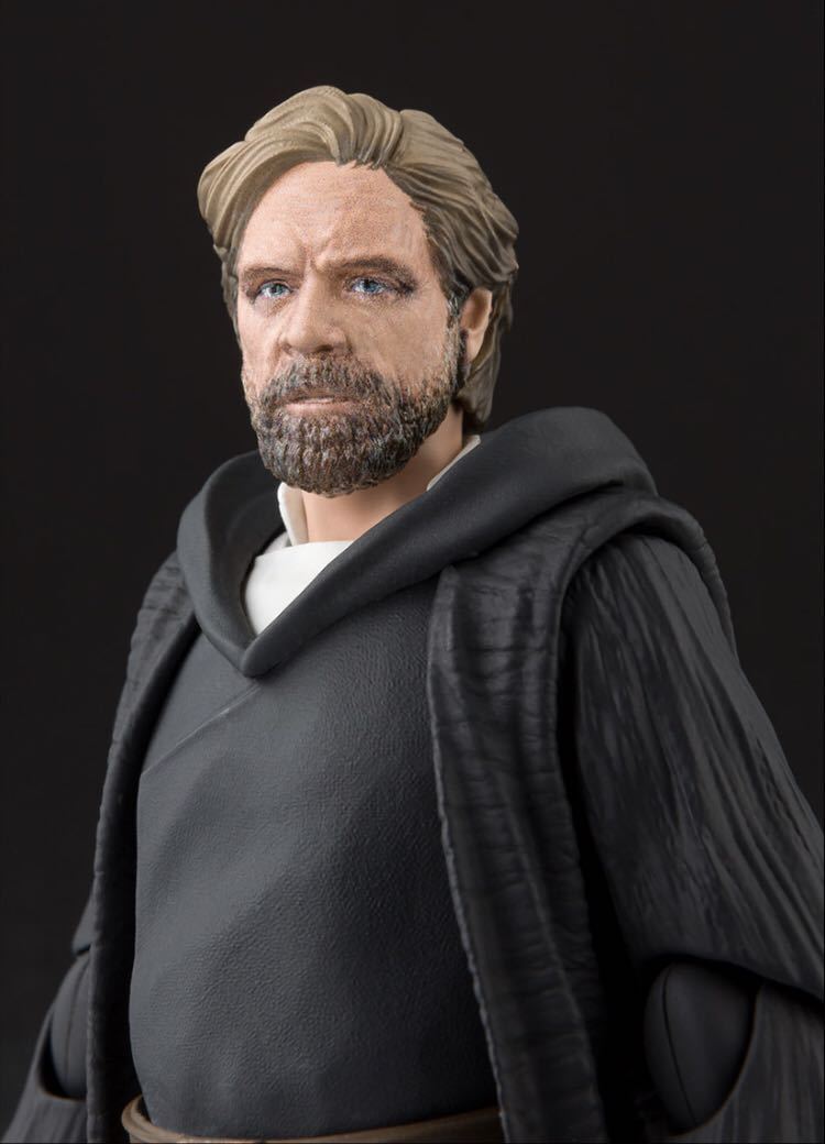 【送料込】バンダイ S.H.フィギュアーツ スターウォーズ ルークスカイウォーカー -バトルオブクレイト Ver.- (The Last Jedi)の画像2