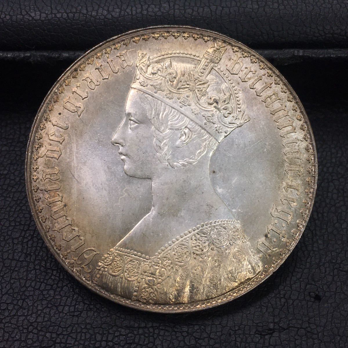 131-4　1847年　イギリスヴィクトリア女王　ゴチッククラウン銀貨　総重量約28.27g　直径約39.14mm_画像1