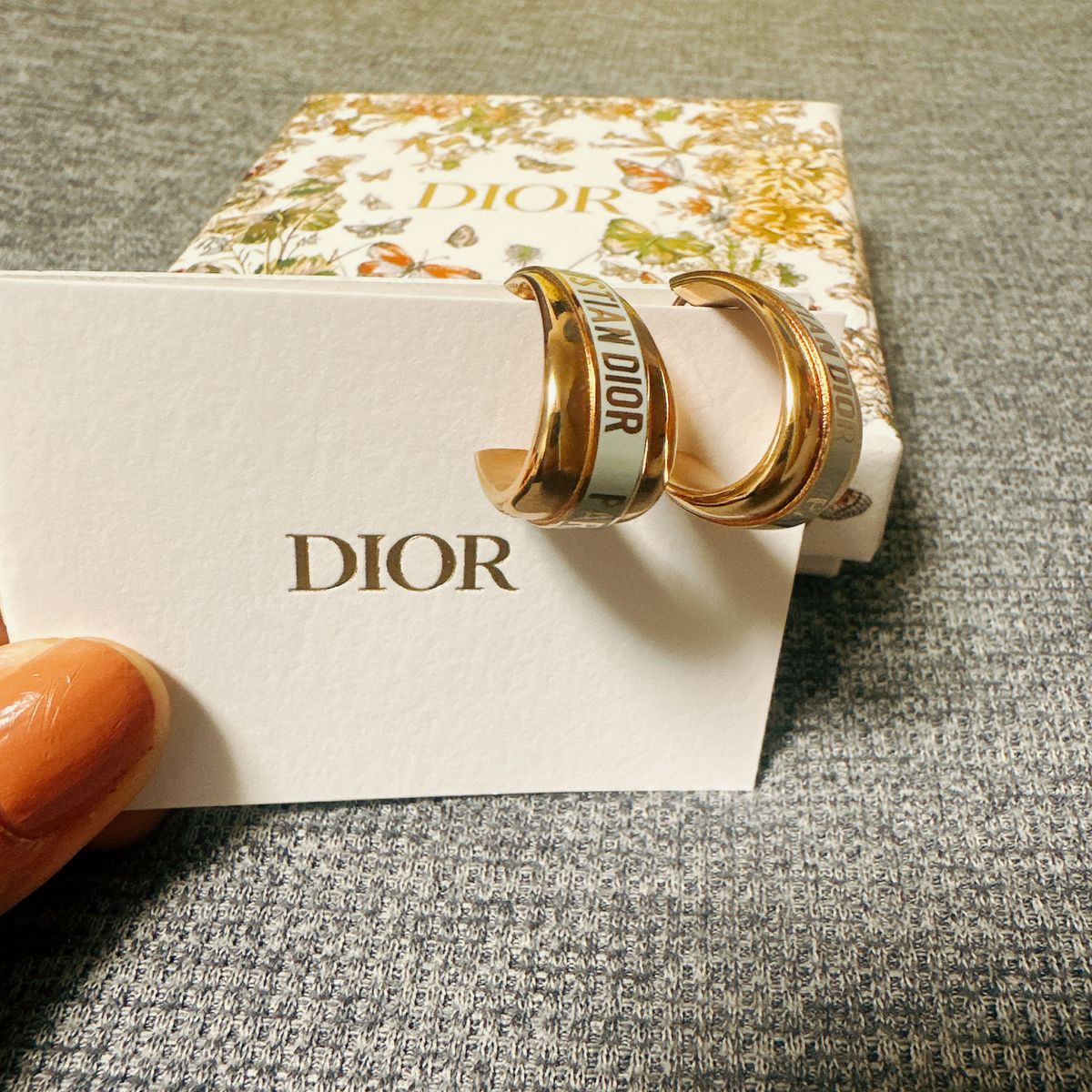 新品　DIOR CODE ディオール　コード　ピアス メタル & ラッカー