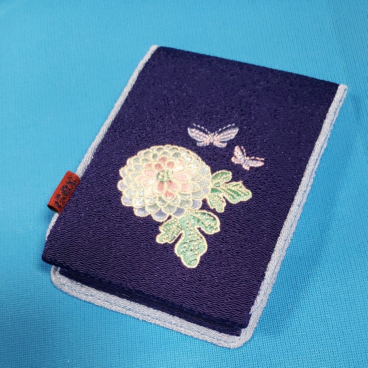 未使用 ちりめん 角鏡 ネイビー 和柄 刺繍 蝶 菊 コンパクトミラー 鏡 携帯鏡 手鏡 和風 はんなり 紺色 雑貨 笑夢留 美品