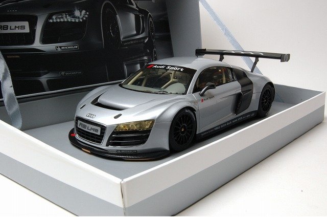 ☆Audi collection 1/18 Audi アウディ R8 LMS Eissilber /Ice Silver Art.-Nr. 502.09.184.15_画像1