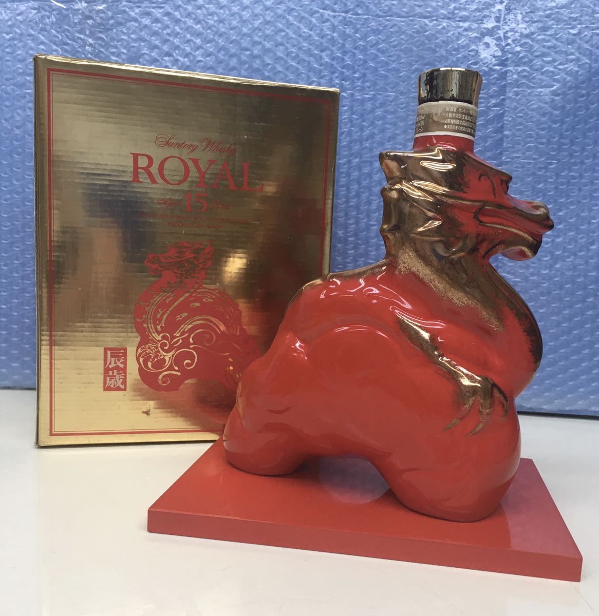 ★【未開栓】SUNTORY サントリー ROYAL ローヤル 15年 辰歳 2000 干支ボトル 陶器 ウイスキー 600ml 43% 1264g 箱/木製台座 付_画像3