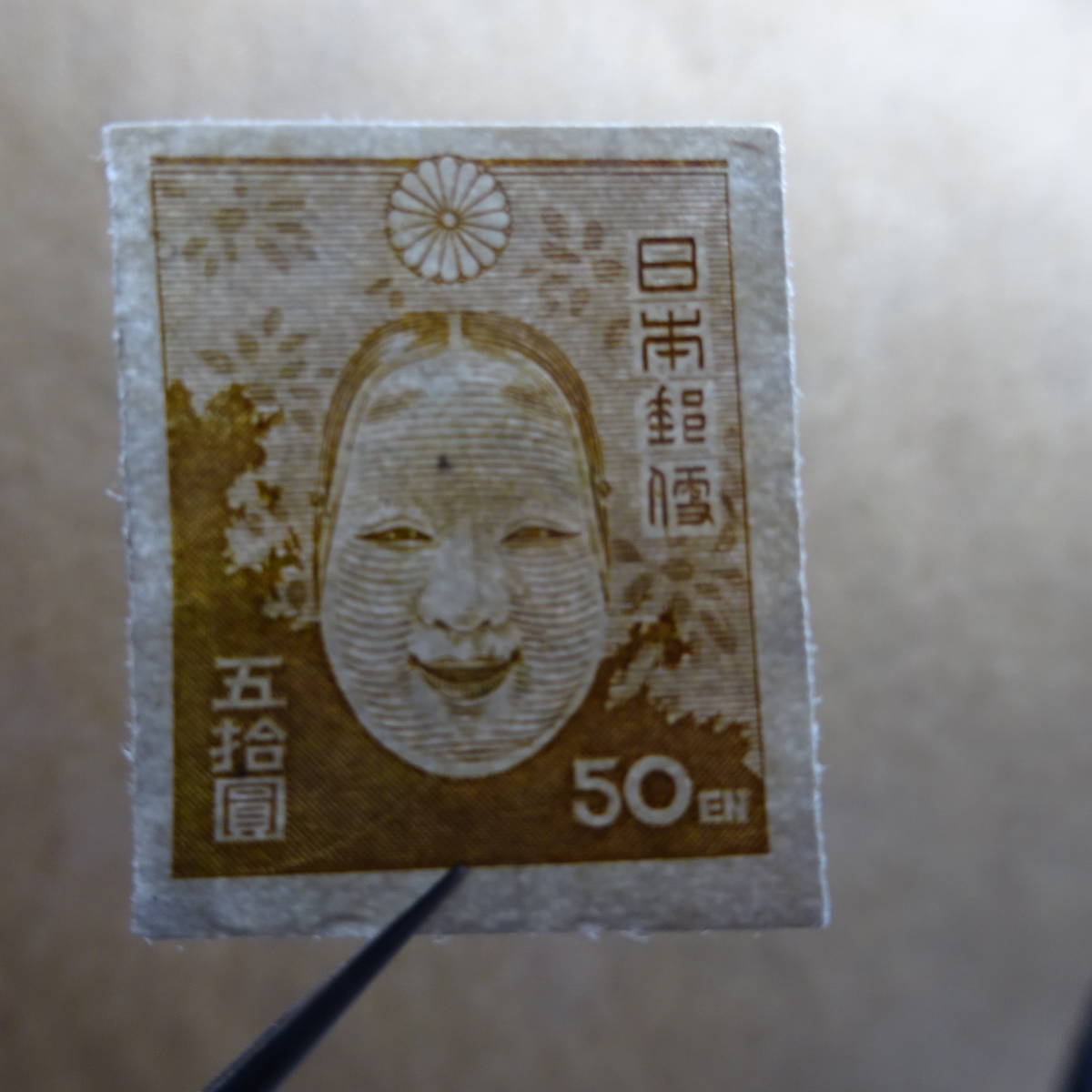 第一次新昭和能面、梅花模様100円使用済み_電灯に透かして撮ってます。