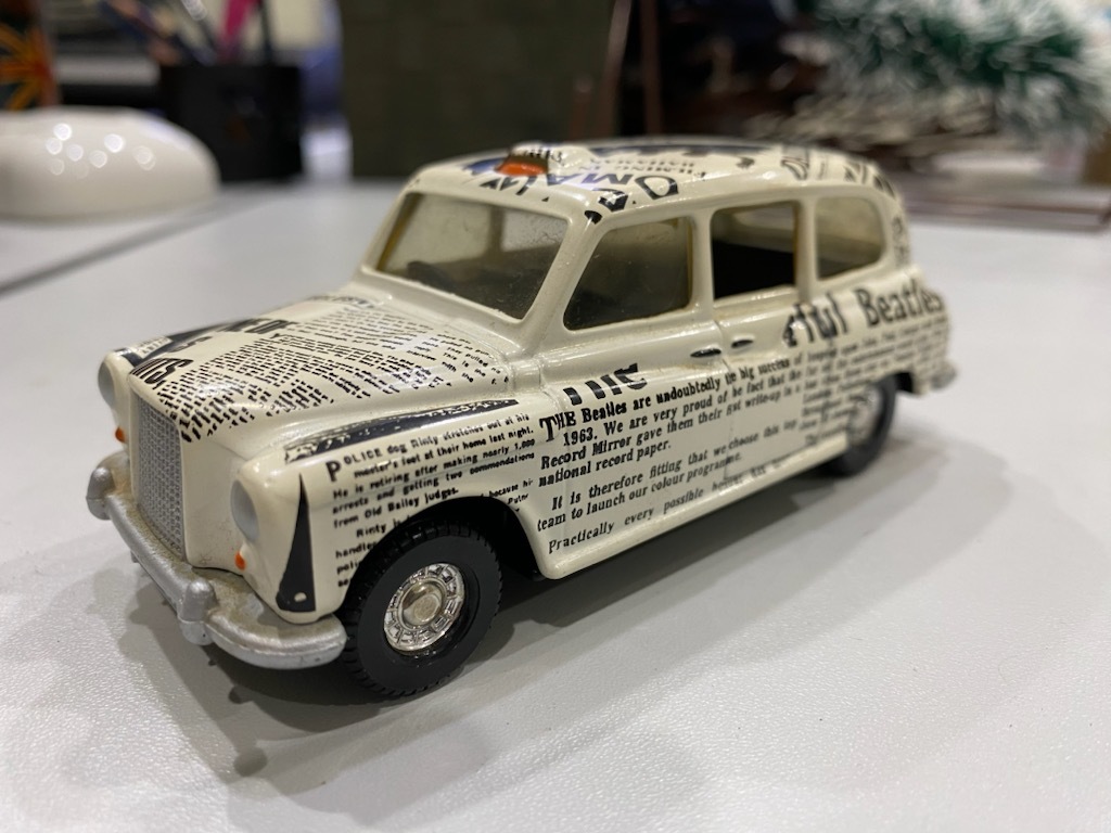 ビートルズ　The Beatles CORGI社製　ニューズペイパー・タクシー　NEWSPAPER TAXI 箱入り メーター・メイド欠品_画像1