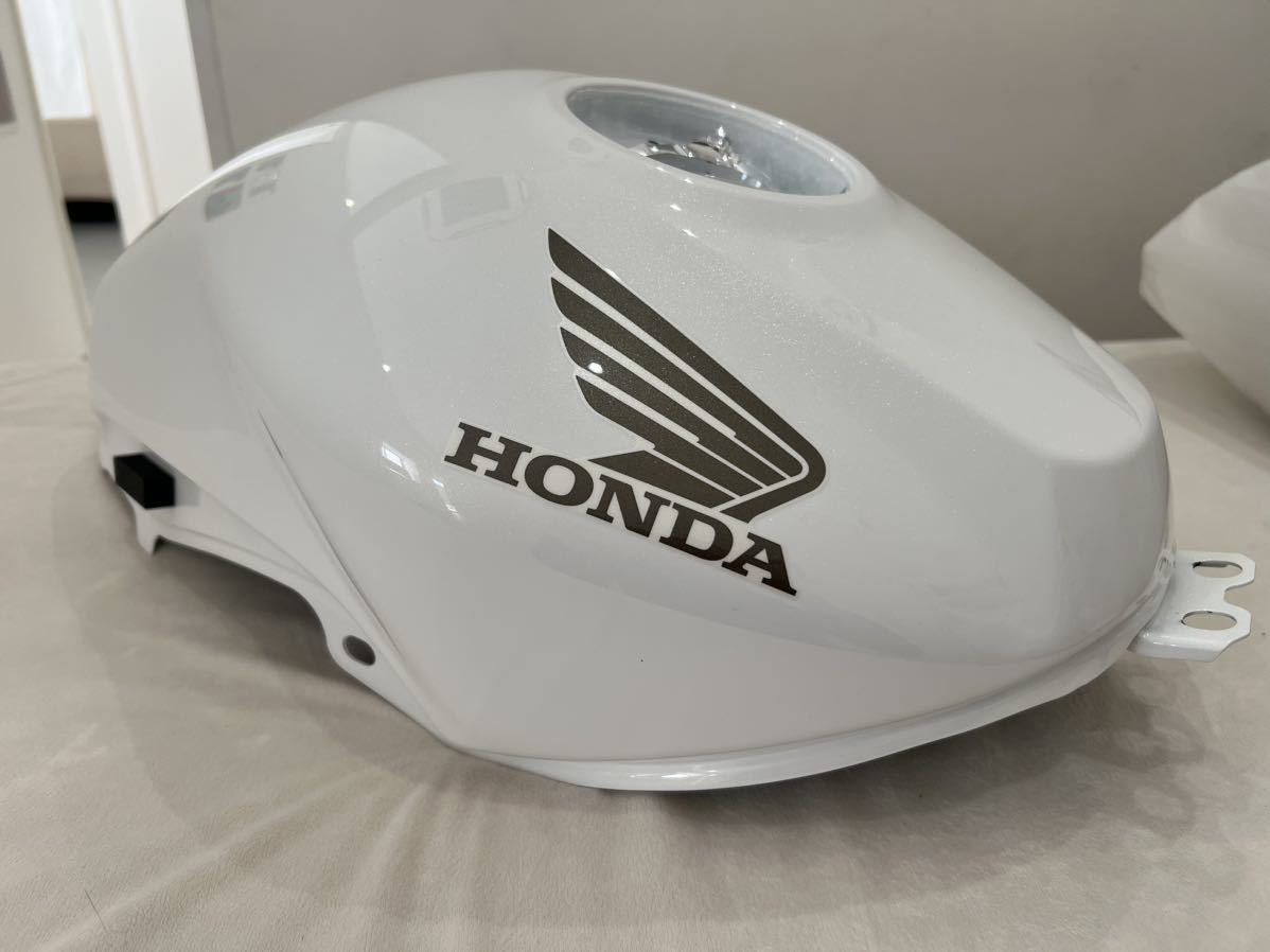 ホンダ　VTR250 純正タンク　新品　MC33 パールホワイト　白　　フューエルタンク ガソリンタンク HONDA バイク　部品　パーツ_画像1