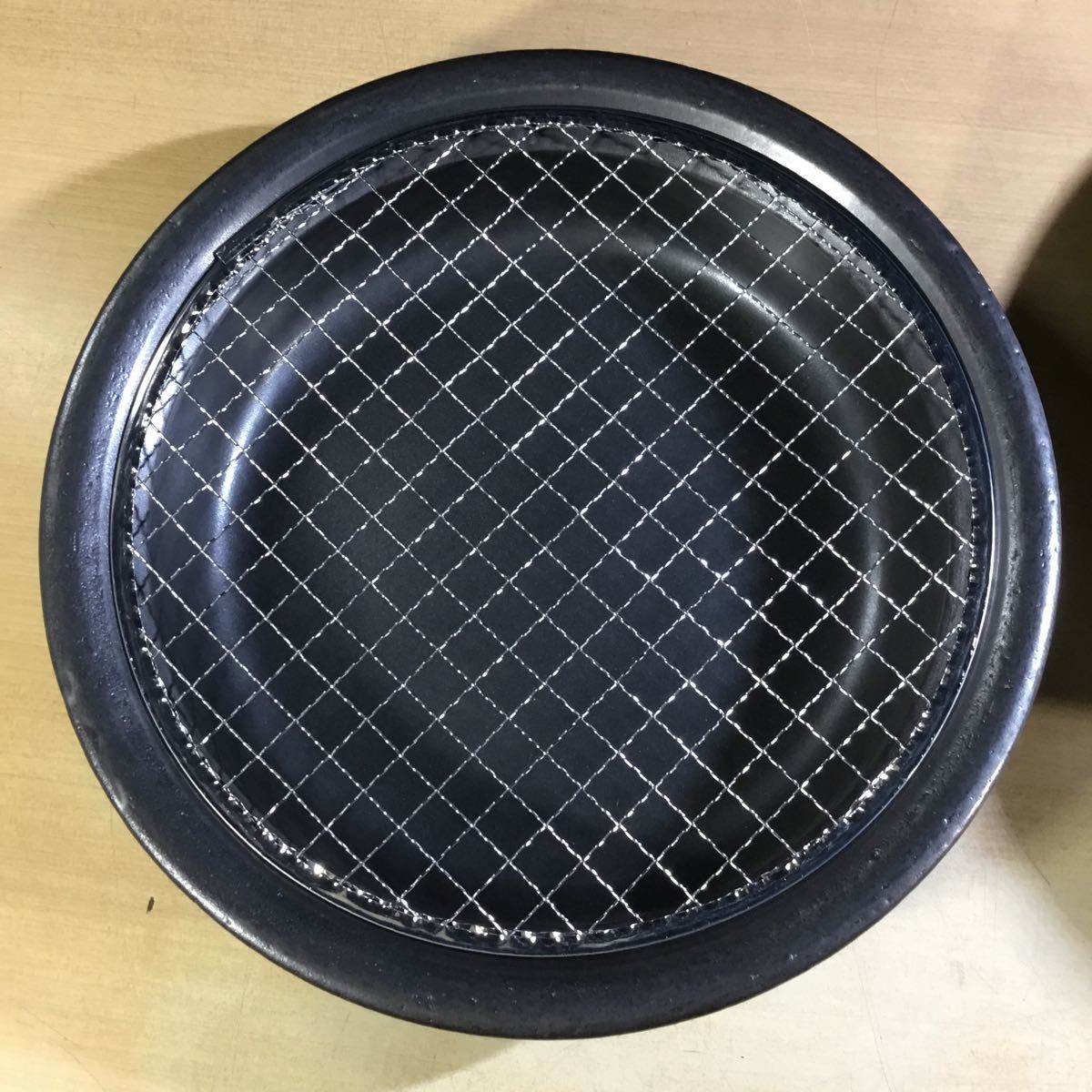 (012966E) 燻製も出来る陶板鍋 耐熱陶器 丸鍋 鉄丸網 スモークチップ セット 中古品_画像2