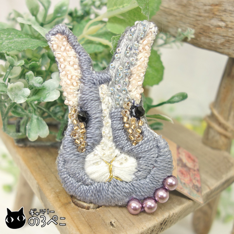 手刺繍うさぎさんブローチ(大きめサイズ)～グレー白うさぎさん｜光を受けると散りばめられたガラスビーズがキラキラします♪_画像3