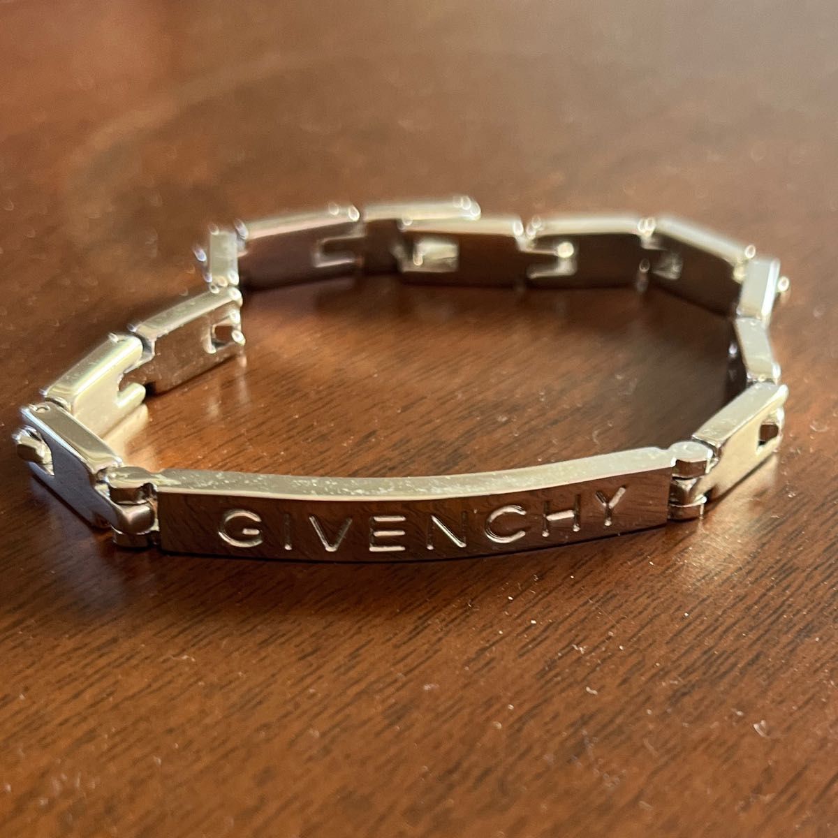ヴィンテージ ジバンシー ロゴプレートブレスレット シルバー ヴィンテージ ジバンシー ロゴプレートブレスレット シルバー