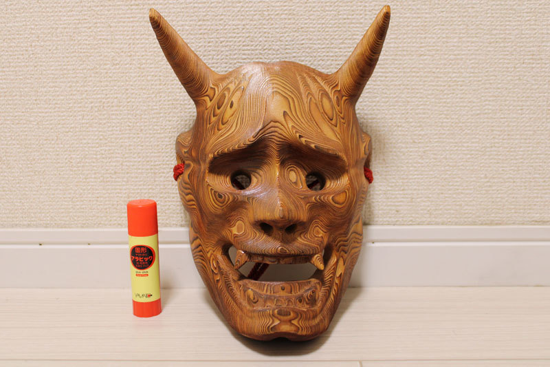 【屋久杉製品】芳雲作「木彫 魔除般若面」共箱 屋久杉 般若 魔除け 壁掛け インテリア 工芸品 太平工芸社 鹿児島_画像2