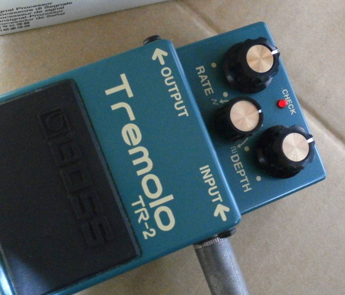 [中古・箱と取説あり] BOSS TR-2 Tremolo ボス エフェクター トレモロ / 綺麗です_画像2