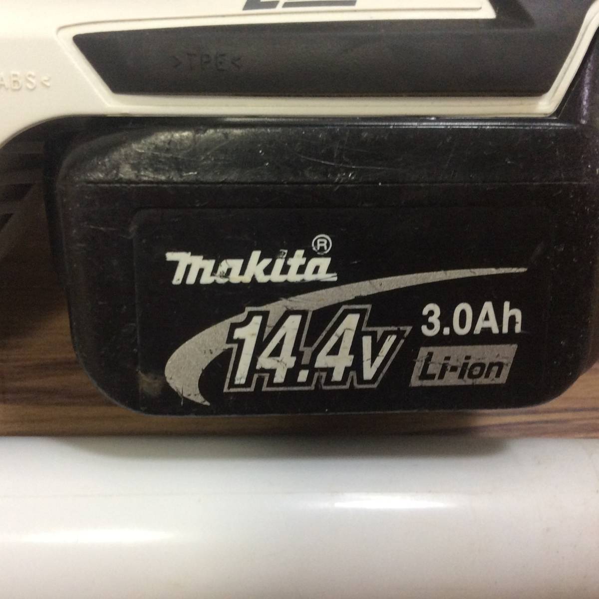 【RH-7633】中古品 makita マキタ 14.4V 充電式クリーナ CL141FD バッテリー1個付_画像2