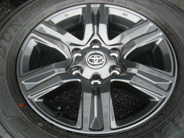 美品! GUN125 トヨタ ハイラックス 純正 アルミ 17×7.5J OFF30 PCD139.7-6H 2022年製 265/65R17 DUNLOP GRANDTREK AT25 タイヤ 4本 P3399_画像2