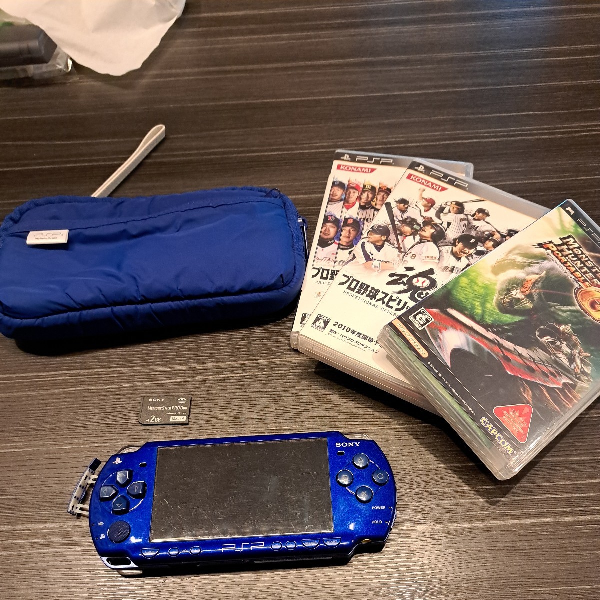 PSP2000 ソニー ブルー　ゲームソフト３つセット_画像1