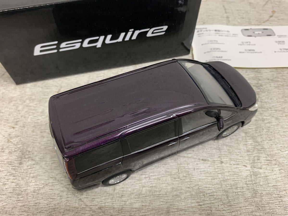 0123-14展示品美品 トヨタ TOYOTA esquire エスクァイア カラーサンプル 色見本ミニカー 1/30スケール ワゴン車　ボルドーマイカメタリック_画像4