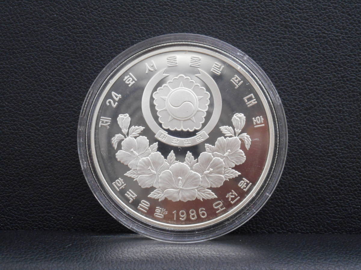 976 古銭祭 ソウルオリンピック 1988 記念 5000ウォン 銀貨 製造は1986 長期保管品 プラケースに傷あり_画像2