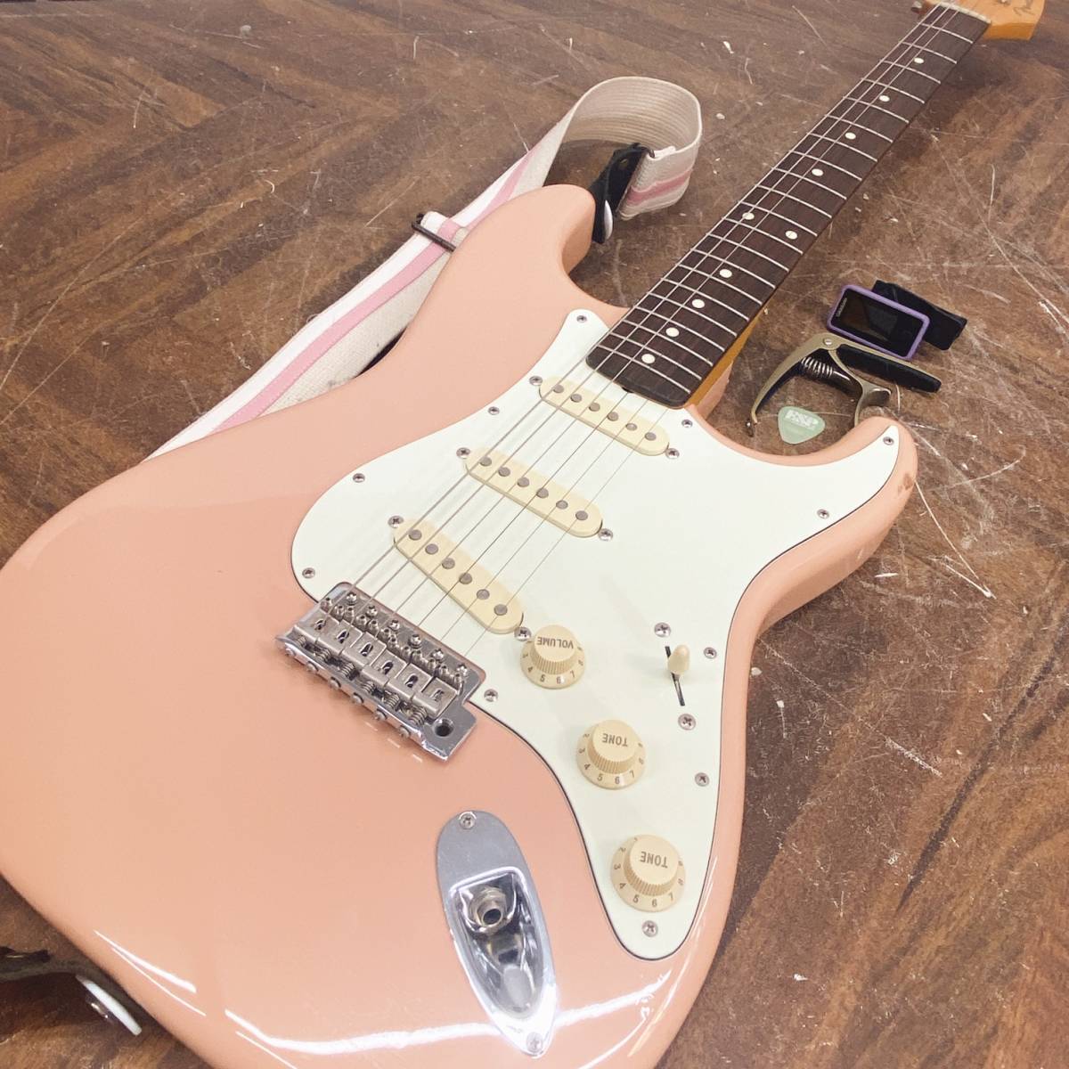 Fender/フェンダー STRATOCASTER/ストラトキャスター エレキギター シェルピンク チューナー/ピック/カポタスト付き 日本製 楽器 菊MZ_画像1