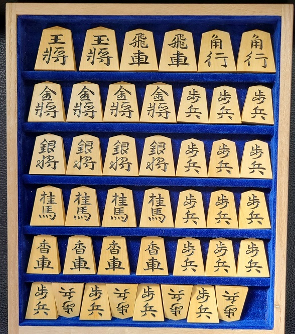 ◇竹風作◇錦旗書 本黄楊 彫駒 将棋駒 全42枚 余り歩2枚 桐箱 ◇竹風作◇錦旗書 本黄楊 彫駒 将棋駒 全42枚 余り歩2枚 桐箱