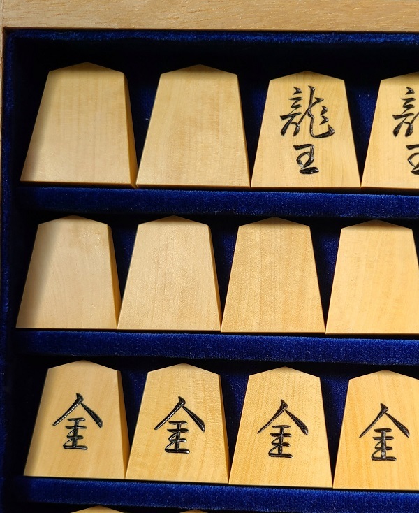 ◇竹風作◇錦旗書 本黄楊 彫駒 将棋駒 全42枚 余り歩2枚 桐箱 ◇竹風作◇錦旗書 本黄楊 彫駒 将棋駒 全42枚 余り歩2枚 桐箱