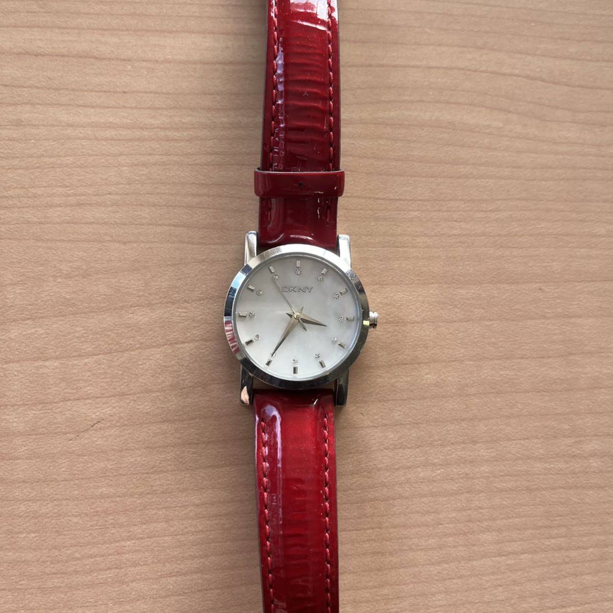 DKNY ダナキャランニューヨーク 腕時計 赤 レッド レディース ステンレス GENUINE LEATHER Ｙ_画像2