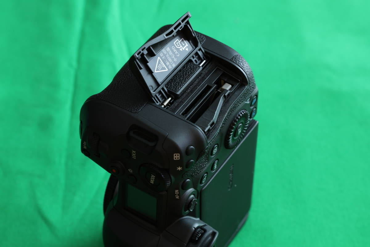 ■キヤノン Canon フルサイズ ミラーレス一眼カメラ ボディ EOS R5 シャッター回数25,000回以下 中古美品！_画像6