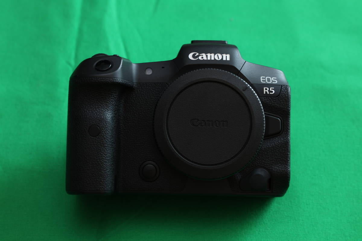 ■キヤノン Canon フルサイズ ミラーレス一眼カメラ ボディ EOS R5 シャッター回数25,000回以下 中古美品！_画像2