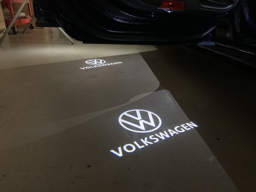 VW US純正 エンブレム&ロゴ LEDドアカーテシーランプ プロジェクター【GENUINE PARTS】新品/ドアエントランス・フットランプ/_点灯イメージ(参考写真)
