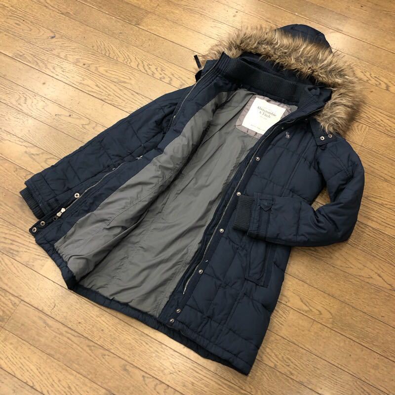 【す005】Abercrombie&Fitch ダウンコート Mサイズ ネイビー 膝上丈 無地 フード フェイクファー レディースブランド古着 アバクロ送料無料