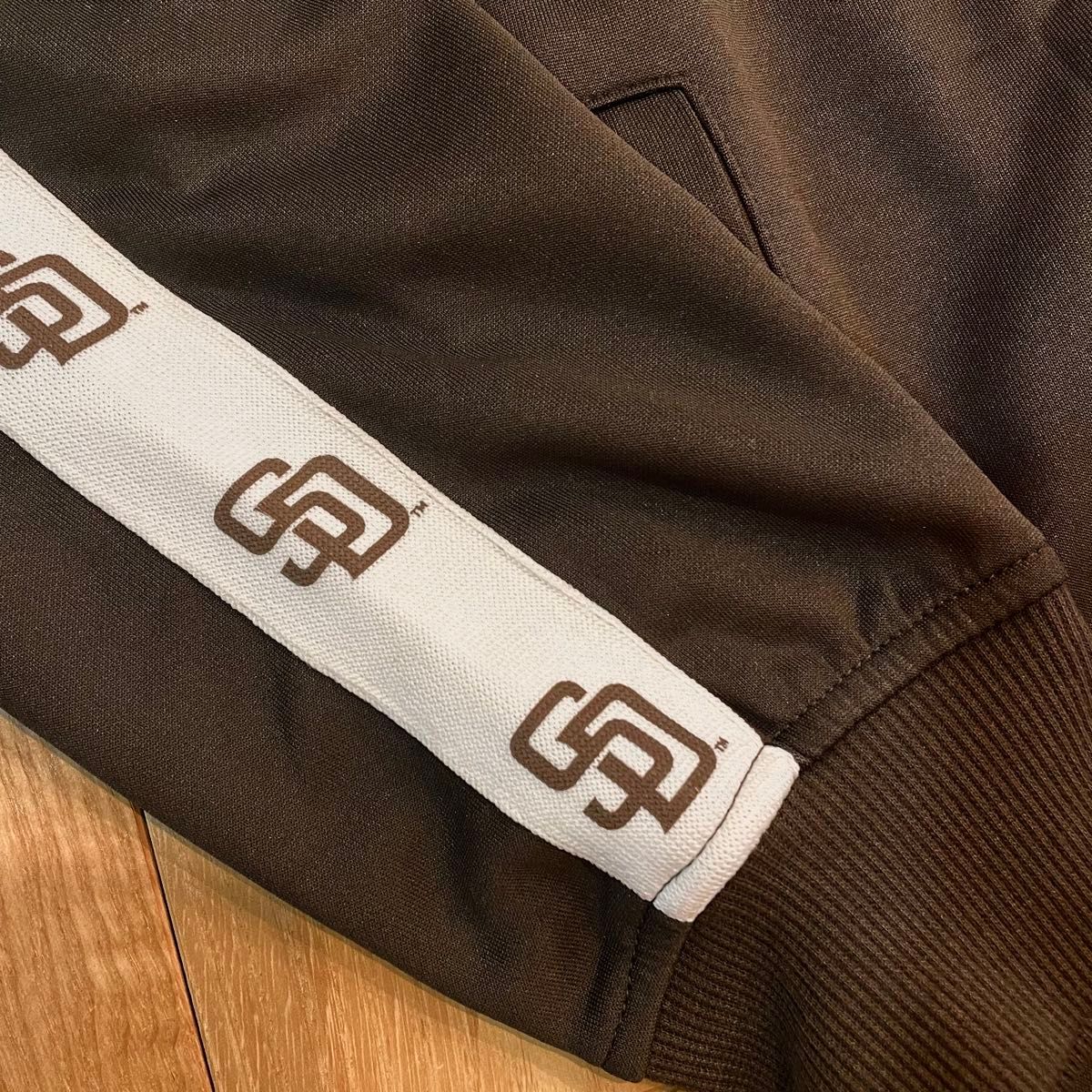 希少【M】MLB公式 パドレス ロゴライン トラックジャケット 希少【M】MLB公式 パドレス ロゴライン トラックジャケット