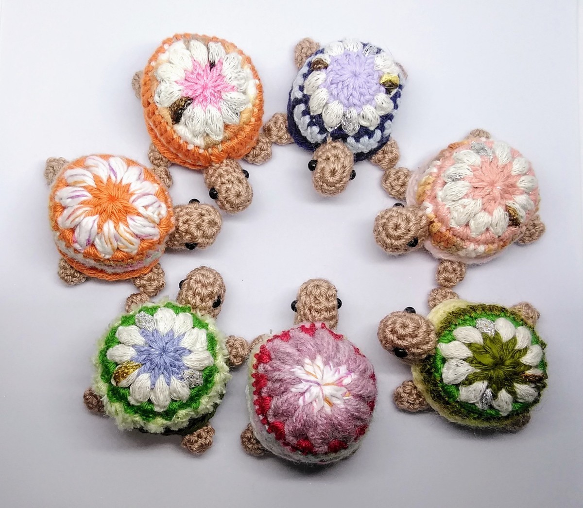 カメのあみぐるみ メタリック ピンク ハンドメイド カメのあみぐるみ メタリック ピンク ハンドメイド