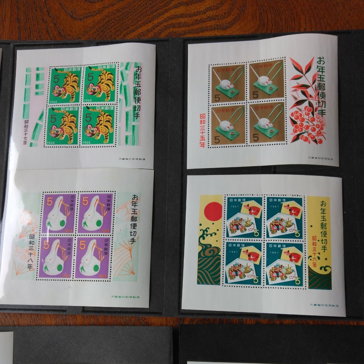 お年玉 年賀切手シートが30枚、30年分が有ります。どれも未使用切手シートで、綺麗ですが長年しまって置いた切手シートの為、やけやしみが_画像2