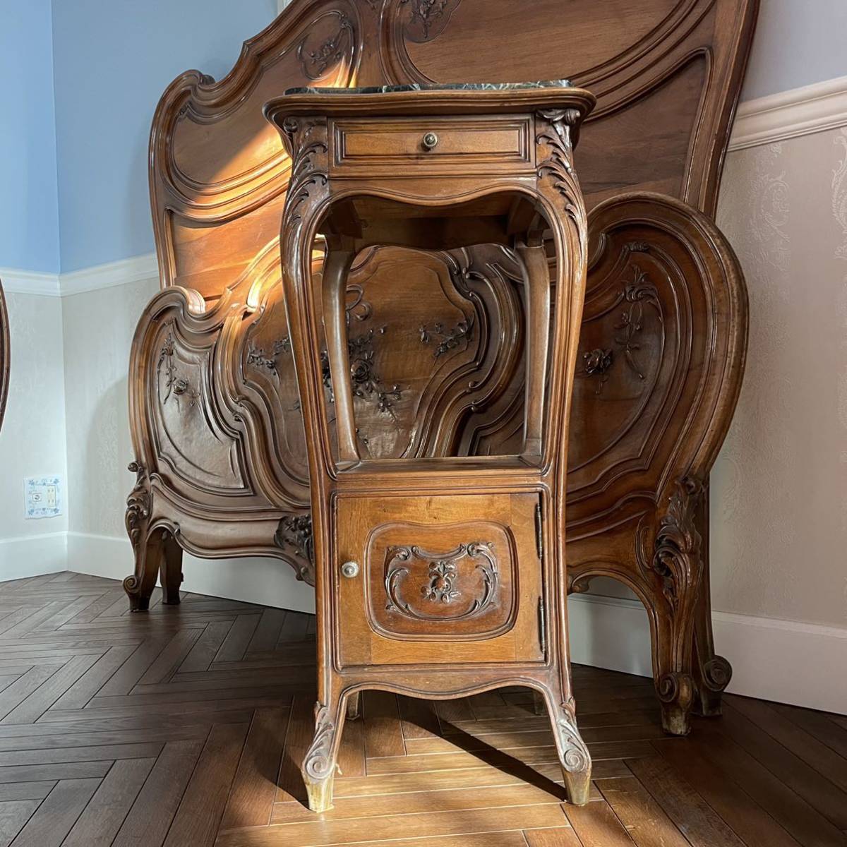 フランスアンティーク　ベッドサイドテーブル　ナイトテーブル　ロココ様式　ルイ15世様式　アンティーク家具　サイドテーブル　大理石　_画像3