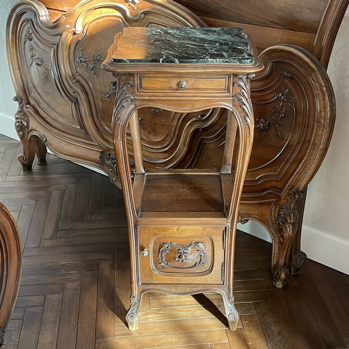 フランスアンティーク　ベッドサイドテーブル　ナイトテーブル　ロココ様式　ルイ15世様式　アンティーク家具　サイドテーブル　大理石　_画像2