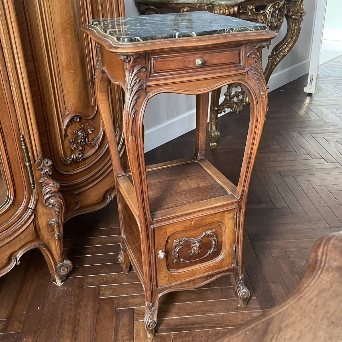 適当な価格 フランスアンティーク　ベッドサイドテーブル　ナイトテーブル　ロココ様式　ルイ15世様式　アンティーク家具　サイドテーブル　大理石 西洋