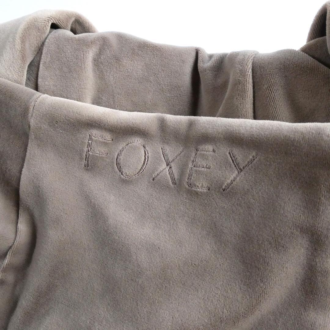 美品 FOXEY NEW YORK フォクシーニューヨーク サイズ42 ベロア 半袖 パーカー フード ロゴ ダブルジップ ブラウン系の画像9