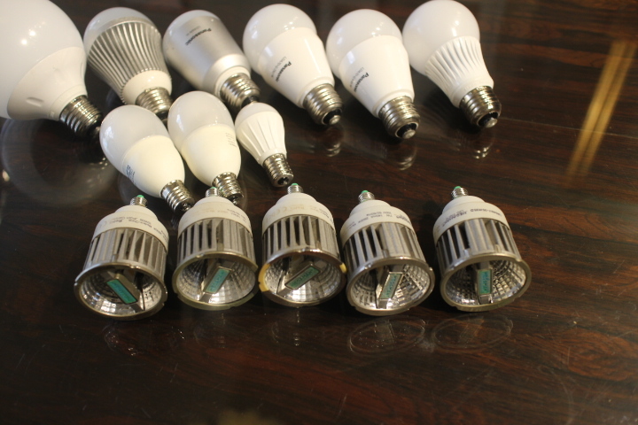 中古です　LED電球12個 /E26 /E17/ E11(ハロゲン互換)+ 電球型蛍光灯2個E17、セットで。_画像3
