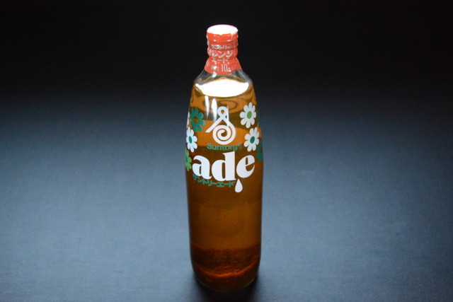 古いジュース Suntory ade 当時物 中身入り 1L瓶 観賞用 未開栓 古いジュース Suntory ade 当時物 中身入り 1L瓶 観賞用 未開栓