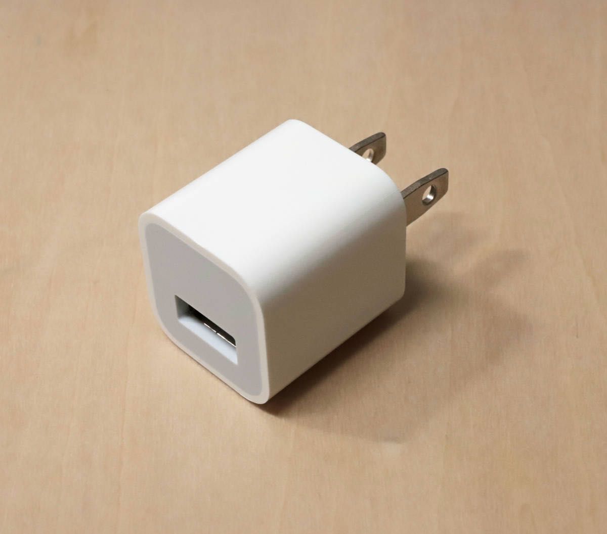 Apple 5W USB-A 電源アダプタ A1385 MD810LL/A iPhone 純正 充電器（良品）b
