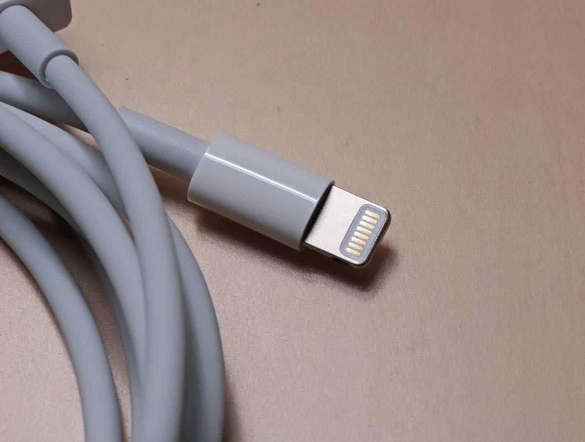 Apple iPhone iPad Lightning USB-A 純正 充電ケーブル 2m（極美品）