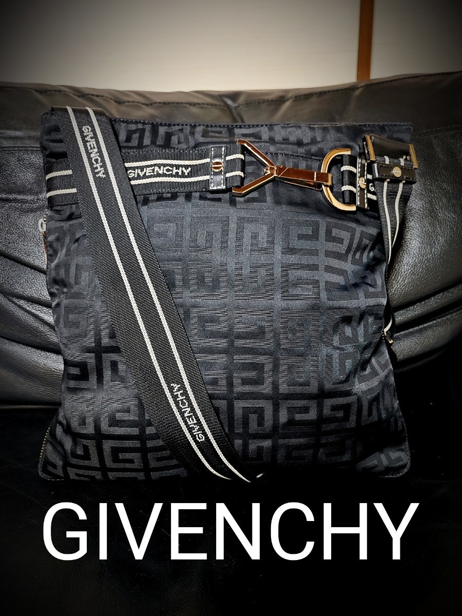 GIVENCHYボディバッグ 美品 - ウエストポーチ