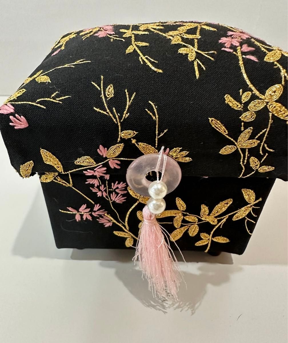 新品/日本刺繍 ハンドメイド 桜金糸 玉手箱宝箱宝石箱小物入れ箱 新品/日本刺繍 ハンドメイド 桜金糸 玉手箱宝箱宝石箱小物入れ箱