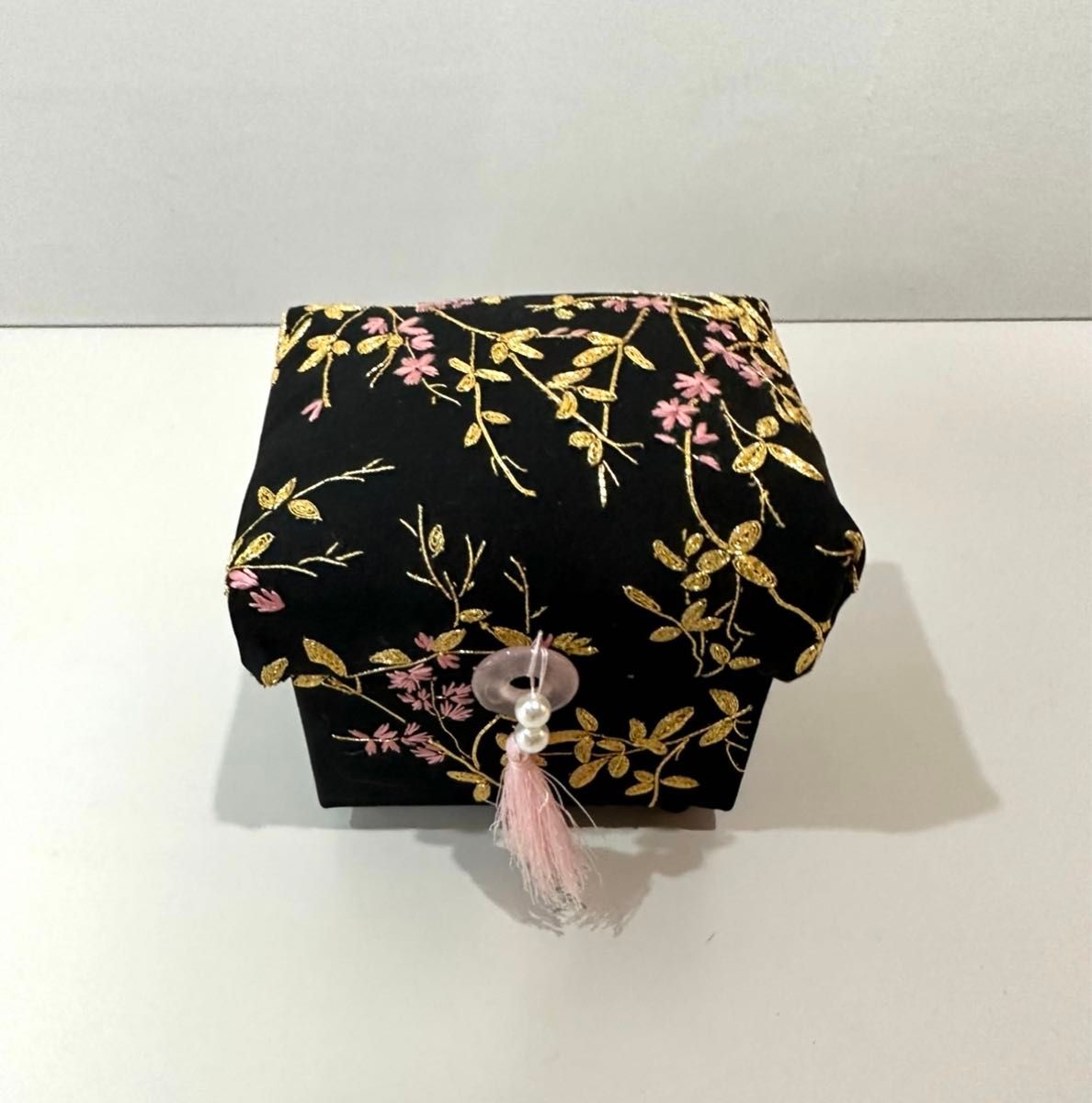 新品/日本刺繍 ハンドメイド 桜金糸 玉手箱宝箱宝石箱小物入れ箱 新品/日本刺繍 ハンドメイド 桜金糸 玉手箱宝箱宝石箱小物入れ箱