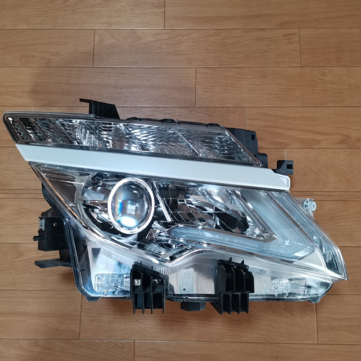 美品　日産 エルグランド E52 中期 後期 純正 LED ヘッドライト 左右 koito 26025-3GP0A 26075-3GP0A　右側だけ少し難あり_画像3