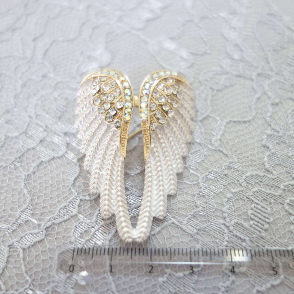 天使の羽 白いエナメルで色付けされた羽 オーロラ色輝石 綺麗な ブローチの画像2