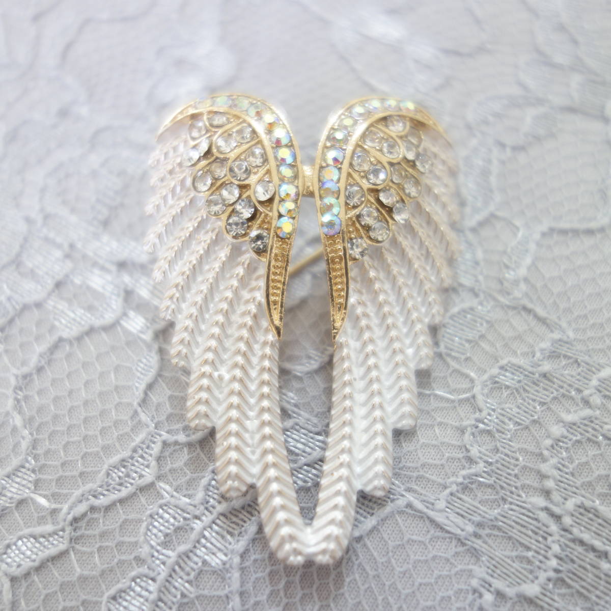 天使の羽 白いエナメルで色付けされた羽 オーロラ色輝石 綺麗な ブローチの画像1