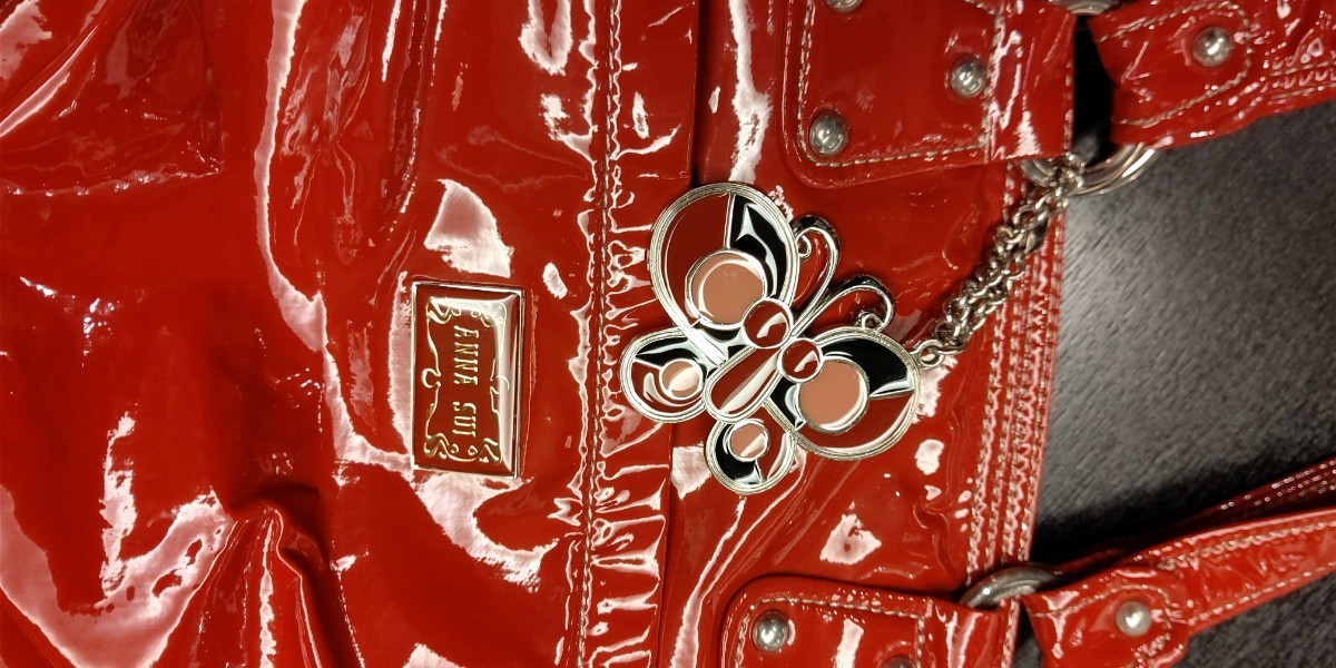 ANNA SUI. enamel red back 