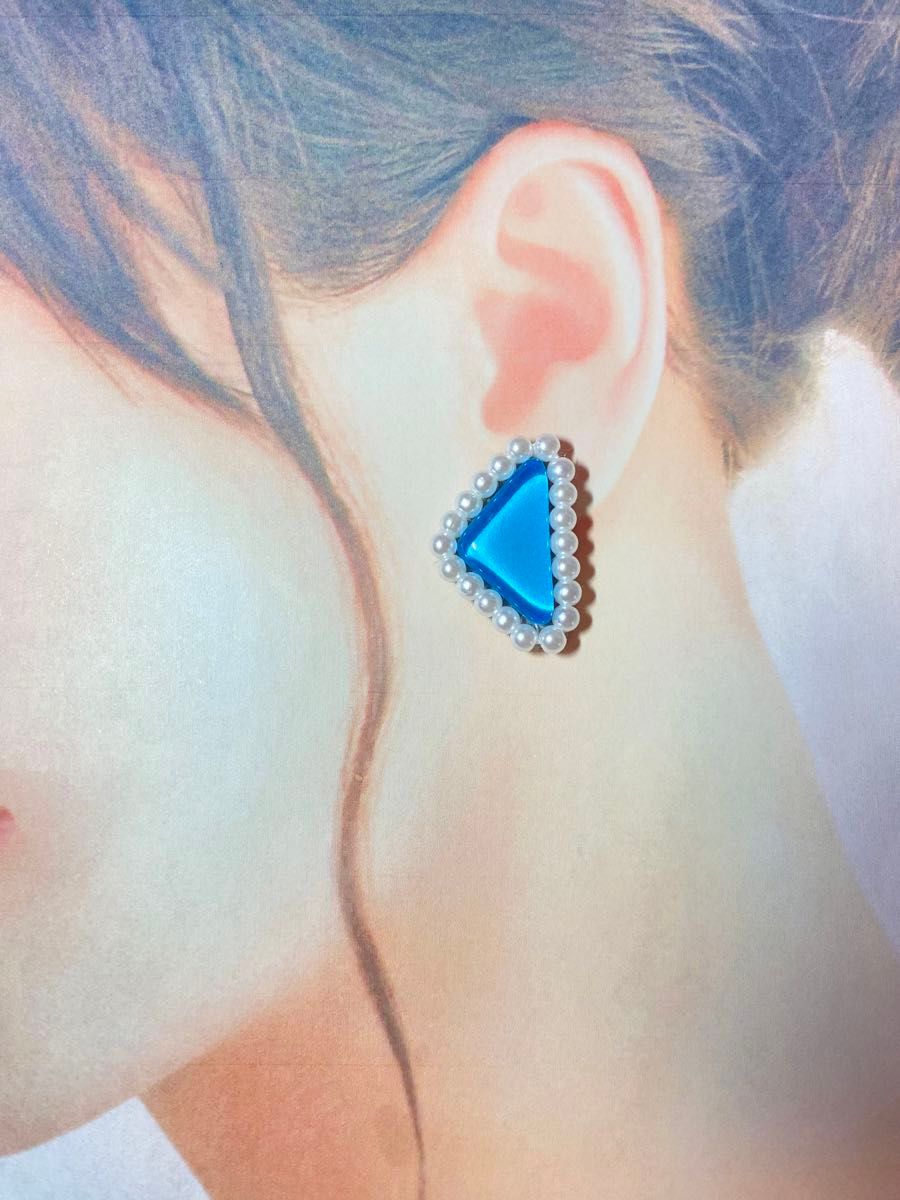 No.104 ハンドメイドピアス　ガラスカボション　ビーズ刺繍　ブルー　水色　トライアングル　三角　パール　大人女子　韓国　可愛い