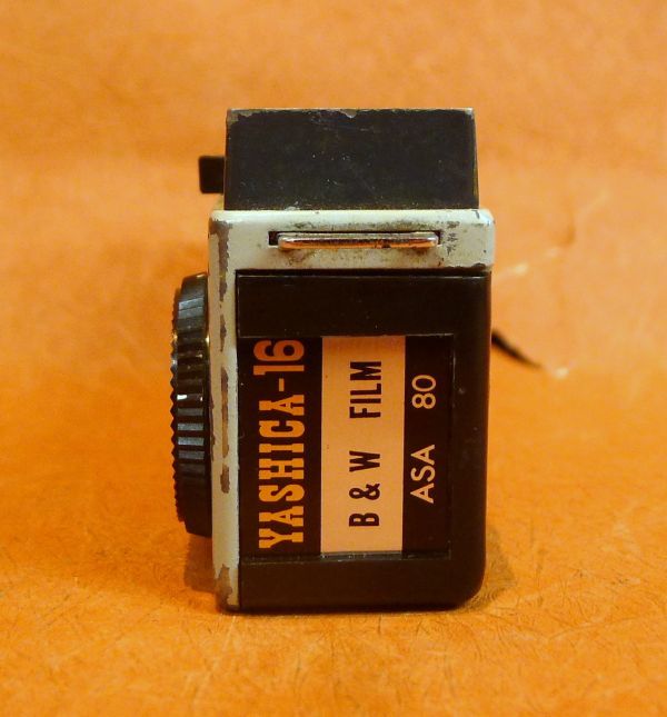 a086 YASHICA-16 YASHINON F35/25mm 小型カメラ ミニカメラ フィルムカメラ サイズ：約 幅11×高さ3.5×奥行5ｃｍ /60_画像2