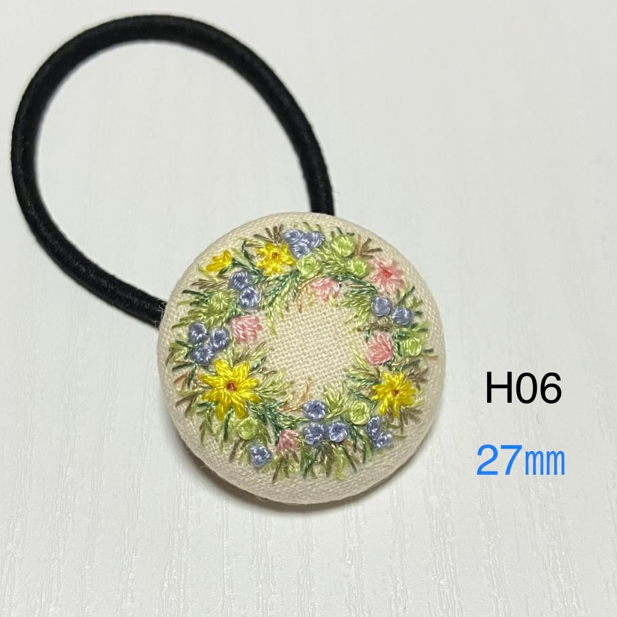 【H06】フラワーリース刺繍ヘアゴム くるみボタン ハンドメイド 花 白 北欧