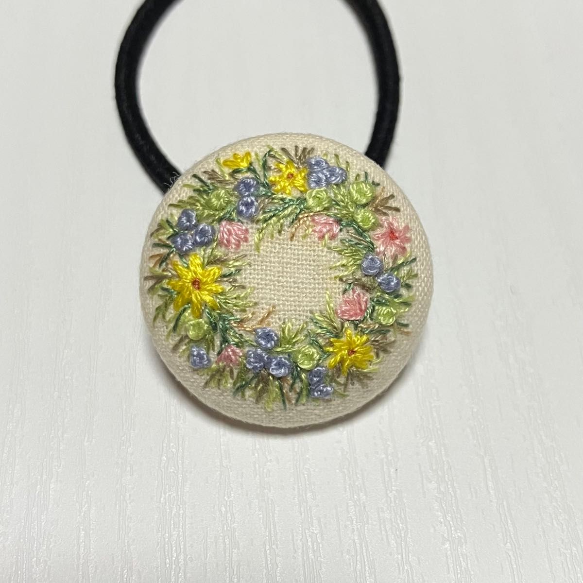 【H06】フラワーリース刺繍ヘアゴム くるみボタン ハンドメイド 花 白 北欧